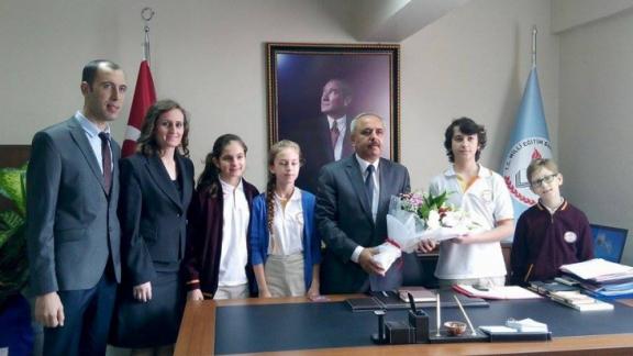 İlçemiz Özel Bilgikent Ortaokulu öğrenci ve öğretmenleri  İlçe Milli Eğitim Müdürümüz Mehmet ÖLMEZ´i makamında ziyaret ettiler.