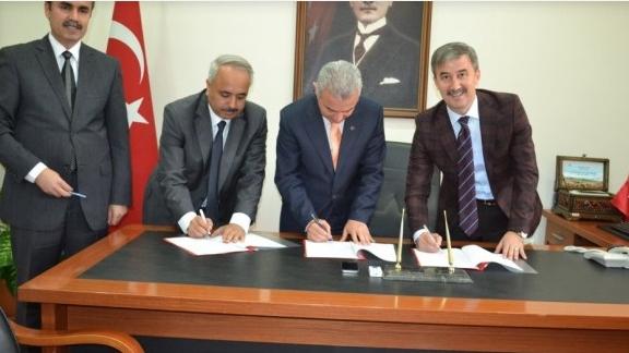 Turgutlu Belediyesi ile Turgutlu İlçe Milli Eğitim Müdürlüğüne bağlı Halk Eğitim Merkezince açılacak olan  kurs programları için ortaklık protokolü imzaladı.