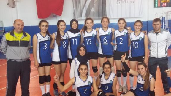 Turgutlu Lisemiz  Bilecikte Yapılan Voleybol B Genç Kız Grup elemelerinde  namağlup grup lideri olmuş ve  çeyrek finaller Türkiye gruplarına kalmıştır.