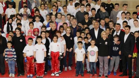 Kick boks turnuvası Turgutluda düzenlendi