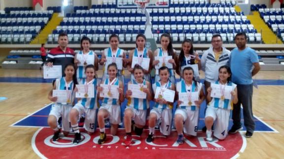 Zübeyde Hanım Mesleki ve Teknik Anadolu Lisesi basketbol Genç Kızlar Kategorisinde final maçlarını birinci olarak bitiren öğrencilerimiz Türkiye finallerine katılmaya hak kazandı.