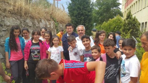 İlçe Milli eğitim Müdürümüz Mehmet ÖLMEZ Toki Şehit Komando Onbaşı Ömer Balkan İlkoköğretim okulunda öğrenciler ile birlikte ağaç dikim etkinliğine katıldı.