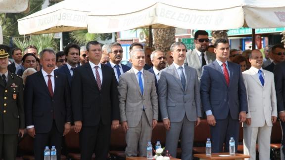 Turgutlunun düşman işgalinden kurtuluşu 15 Temmuz Demokrasi Şehitleri Anma alanında gerçekleştirilen resmi törenle kutlandı.