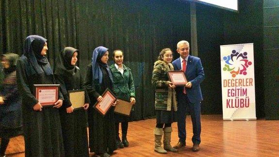 Kaymakamımız Uğur TURAN, Şehit Suat Akıncı Kız Anadolu İmam Hatip Lisesinde düzenlenen 2016-2017 Eğitim Öğretim yılı 1. Dönem Karne Dağıtım Törenine katıldı.