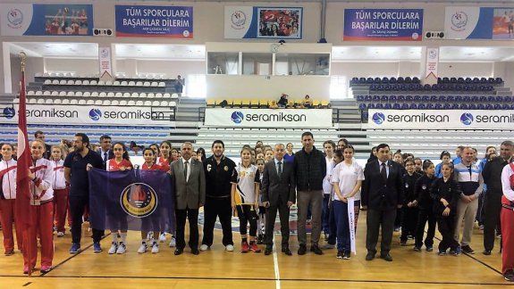 Kaymakamımız ve İlçe Milli Eğitim Müdürümüz Okul Sporları Faaliyet Programında Yer Alan Küçük Kızlar Basketbol Türkiye Şampiyonası Müsabakalarının Açılış Seremonisine Katıldılar.
