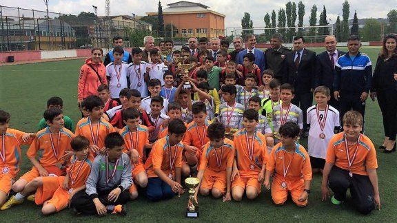 Kaymakamımız Uğur TURAN ve İlçe Milli Eğitim Müdürümüz Mehmet ÖLMEZ 23 Nisan Ulusal Egemenlik ve Çocuk Bayramı Etkinlikleri Kapsamında Düzenlenen Futbol Turnuvası Ödül Törenine Katıldılar.
