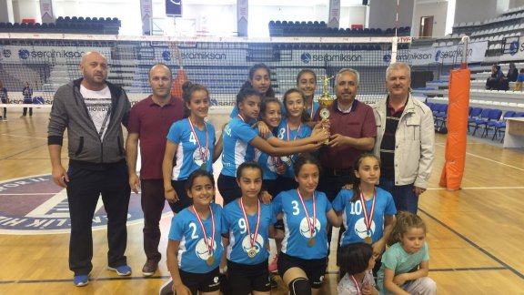 İlçemiz 7 Eylül Ortaokulu Seramiksan A.Ş tarafından düzenlenen voleybol turnuvasında 1. olmuştur.