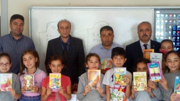 İlçe Milli Eğitim Müdürümüz Mehmet ÖLMEZ´den öğrencilere kitap hediyesi
