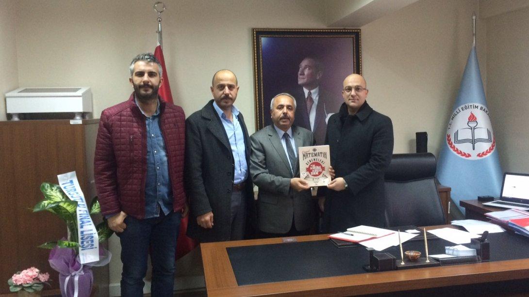 İhsan Erturgut Ortaokulu öğretmeni Hüseyin ÇAPAR yeni yazdığı  kitabı İlçe Milli Eğitim Müdürümüze hediye etti