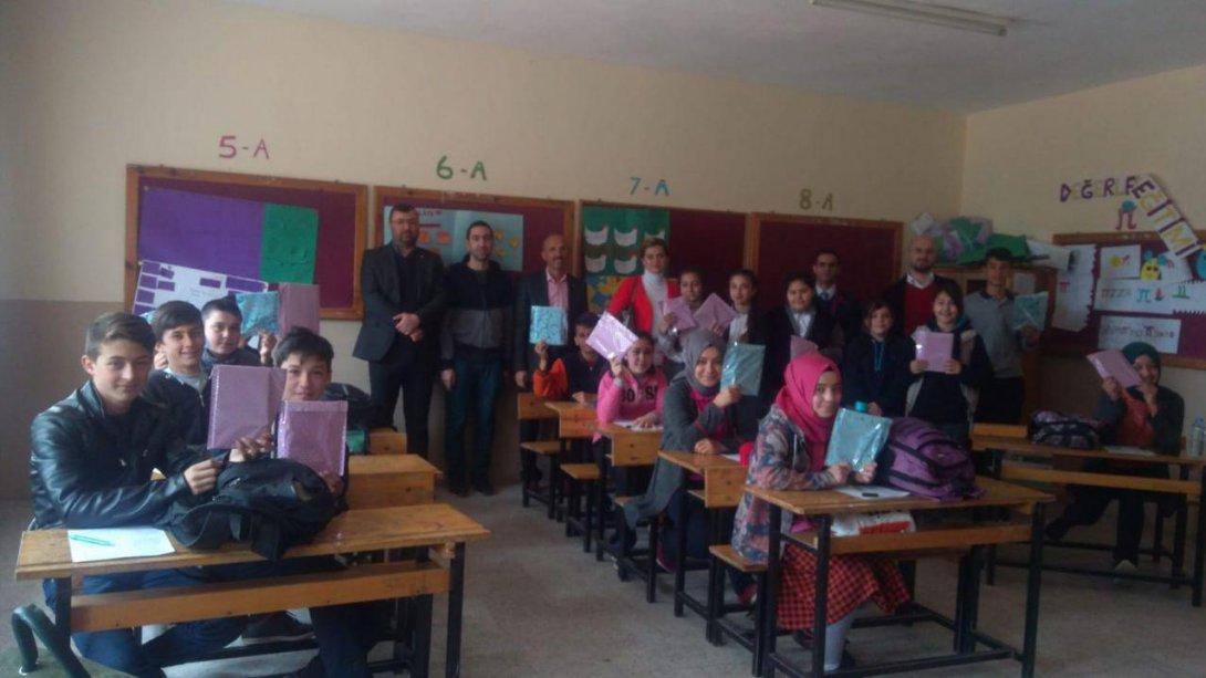 Şadi Turgutlu Ortaokulu öğrencileri  Kütüphane Haftası dolayısıyla Çatalköprü Ortaokulu kütüphanesine kitap hediye etti 
