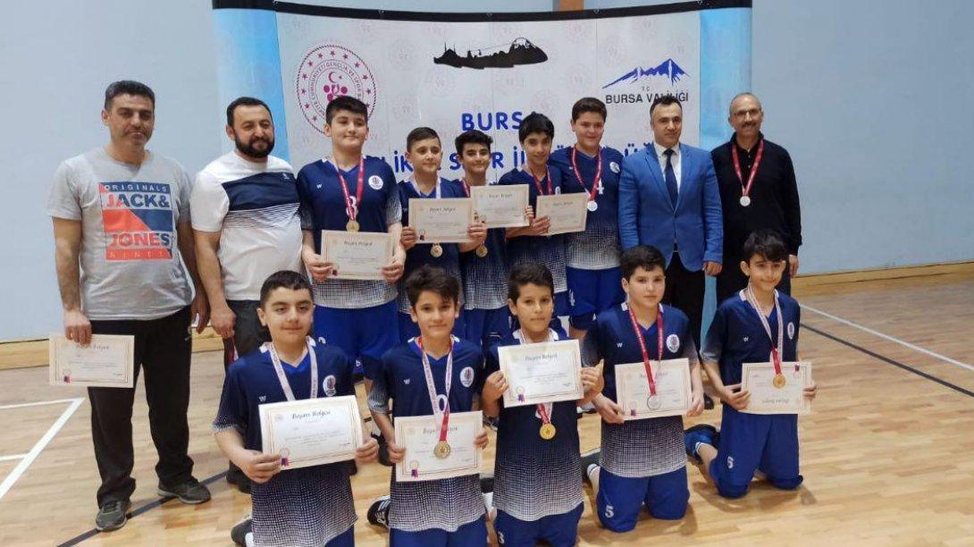 İlçemiz Şadi Turgutlu Ortaokulu Türkiye'de ilk 8 takım arasına girerek Çankırı'da yapılacak olan Türkiye finallerine katılmaya hak kazanmıştır.