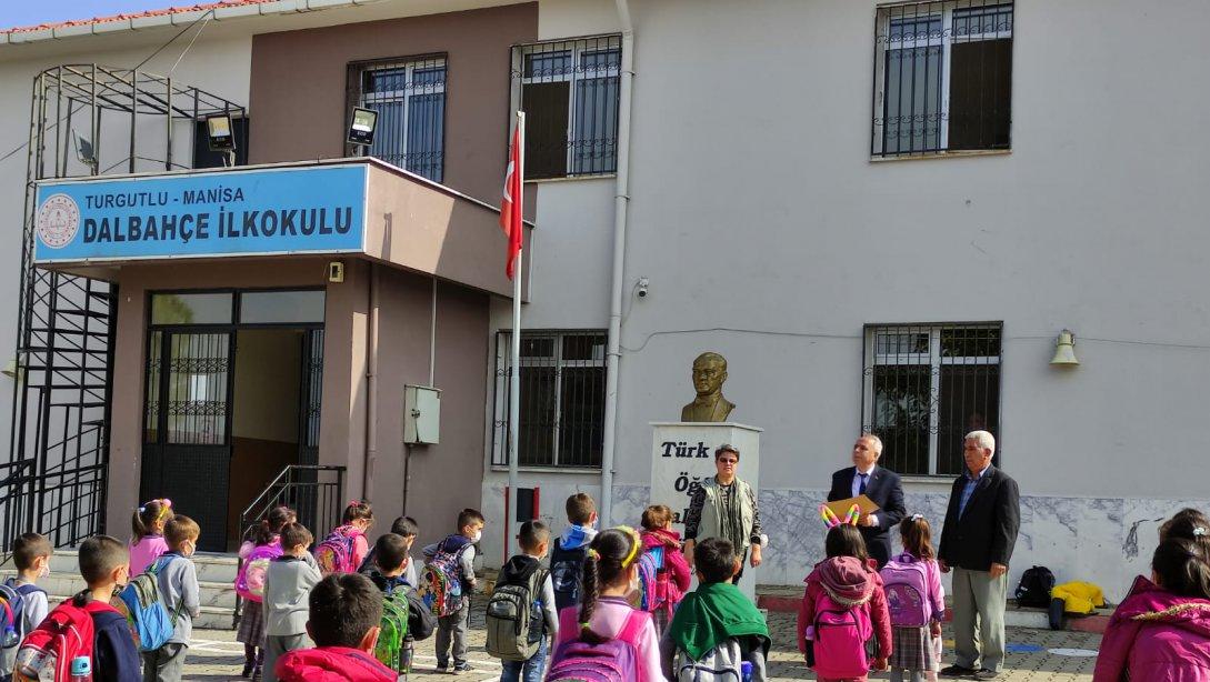 Dalbahçe Kooperatifi başkanı Hasan Ali TOPUZ'a  Dalbahçe İlkokuluna yaptığı katkılardan dolayı İlçe Milli Eğitim Müdürü Mehmet ÖLMEZ tarafından Teşekkür Belgesi verildi.