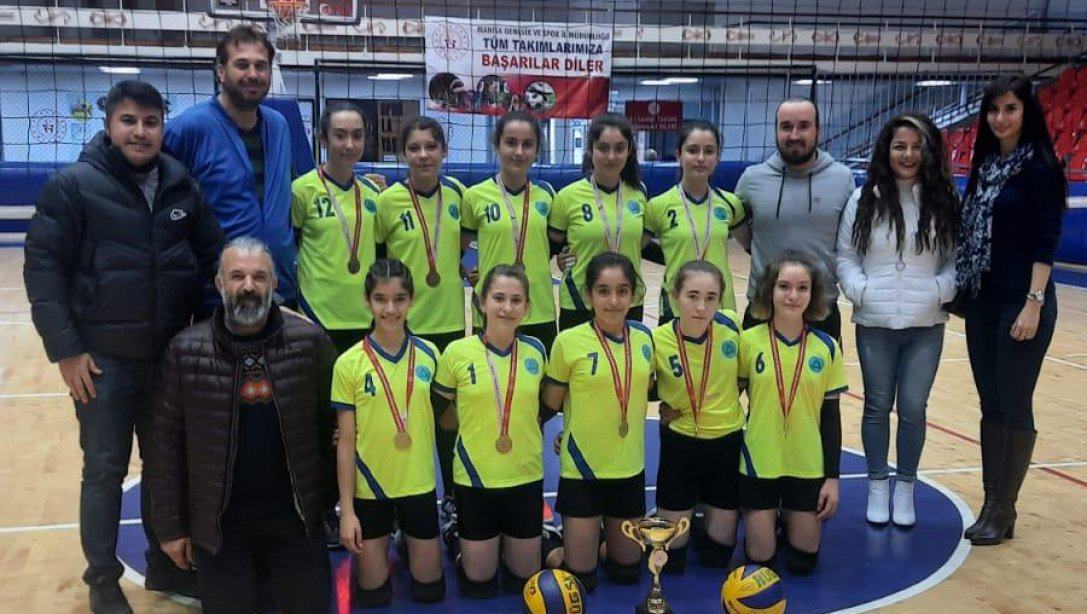 Turgutlu Hasan Üzmez Ortaokulumuz Yıldız Kızlar voleybol müsabakalarında İl birincisi olmuştur.