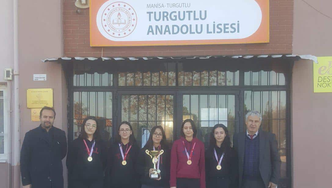 Genç Kızlar Kategorisinde Turgutlu Anadolu Lisesi Satranç Takımı 24 maçta 24 galibiyet elde ederek namağlup Şampiyonluğa ulaştı 