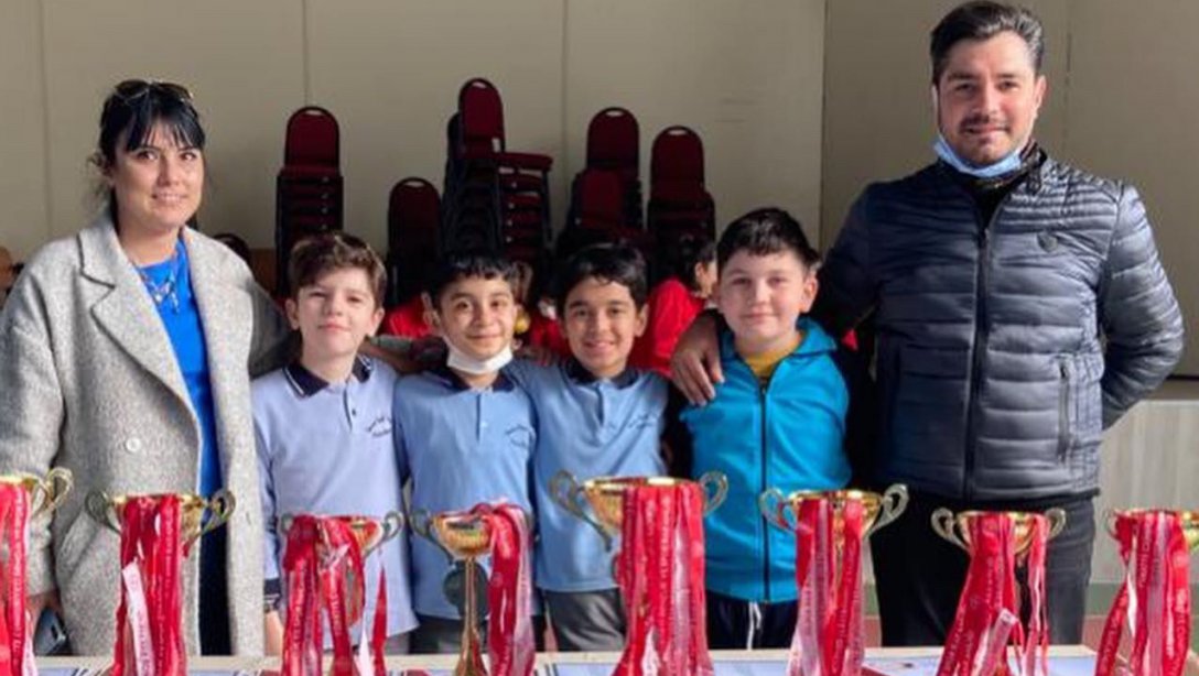 Hasan Ferdi Turgutlu Ortaokulu küçükler satranç takımı öğrencileri İl çapında derece yaptılar.