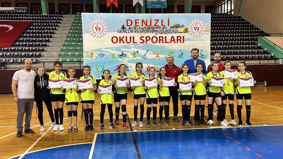 Hasan Üzmez Ortaokulu küçük kızlar voleybol takımı Manisa'da il birinciliğinden sonra grup müsabakalarında Denizli Vali Recep Yazıcıoğlu salonunda yaptığı tüm maçları kazanarak Türkiye yarı finallerine katılmayı hak kazandı.