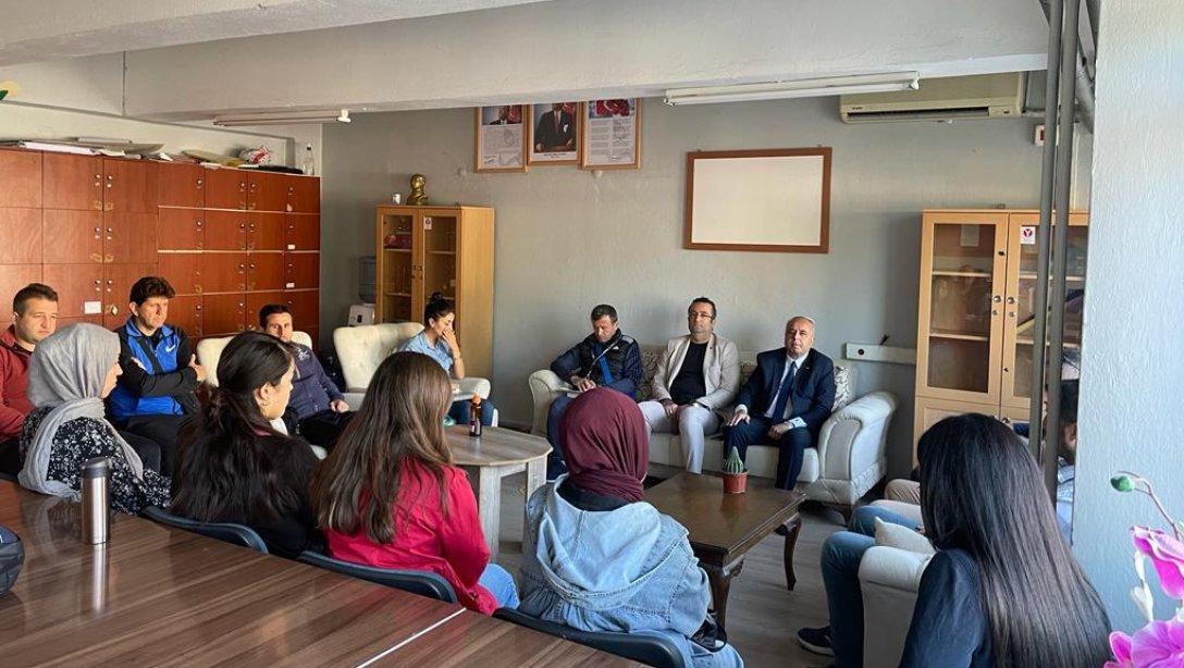 İlçe Milli Eğitim Müdürü Mehmet ÖLMEZ; Trafik kazasında kaybettiğimiz İhsan Erturgut Ortaokulu öğrencisi Fatmanur İTİK'in evine taziye ziyaretinde bulundu. 