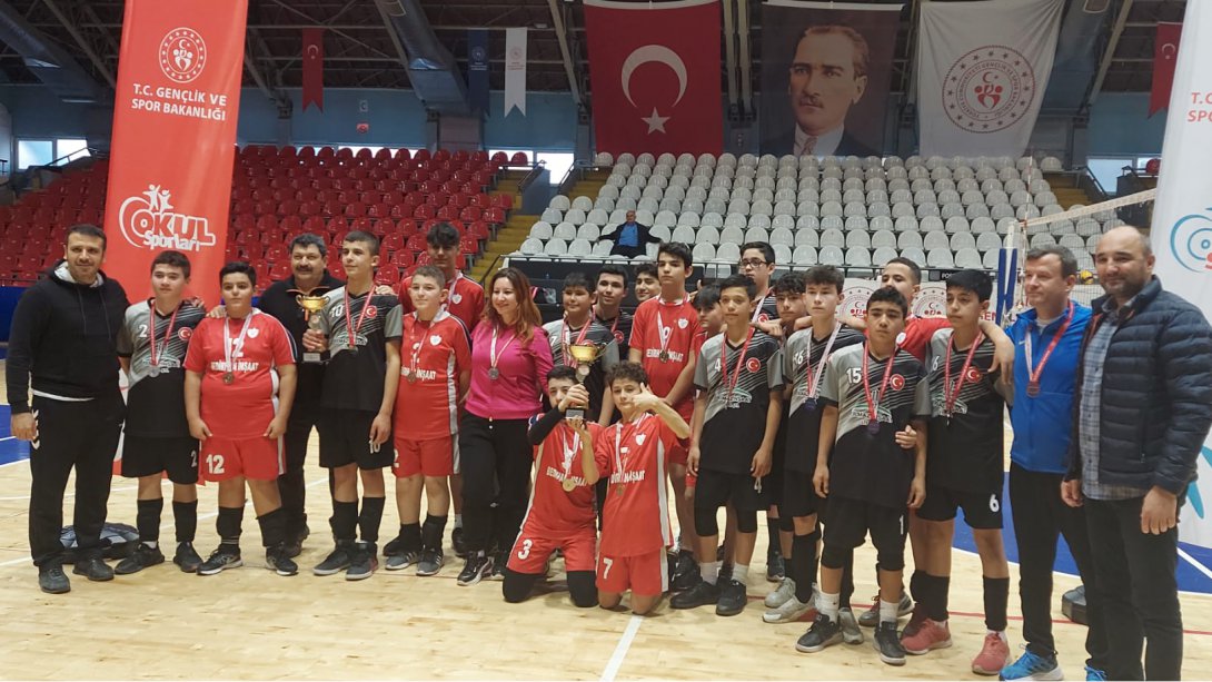 İhsan Erturgut Yıldız Erkekler Voleybol Takımı Manisa Şampiyonu oldu