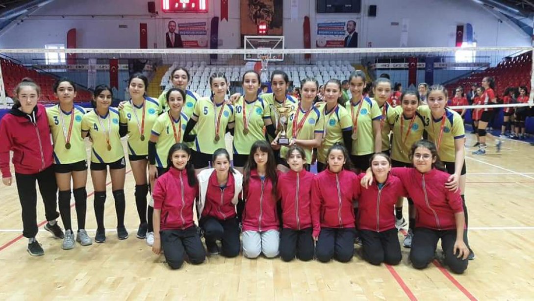Manisa Okullar Arası Yıldız Kızlar Voleybol Turnuvasında İlçemiz Hasan Üzmez Ortaokulu Manisa Şampiyonu oldu.
