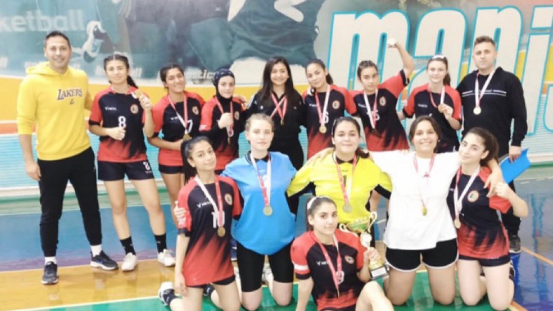 Okul Sporları genç kızlar Hentbol kategorisinde Zübeyde Hanım MTAL final maçında Manisa Lisesini 13-8 yenerek namağlup il birincisi oldu.