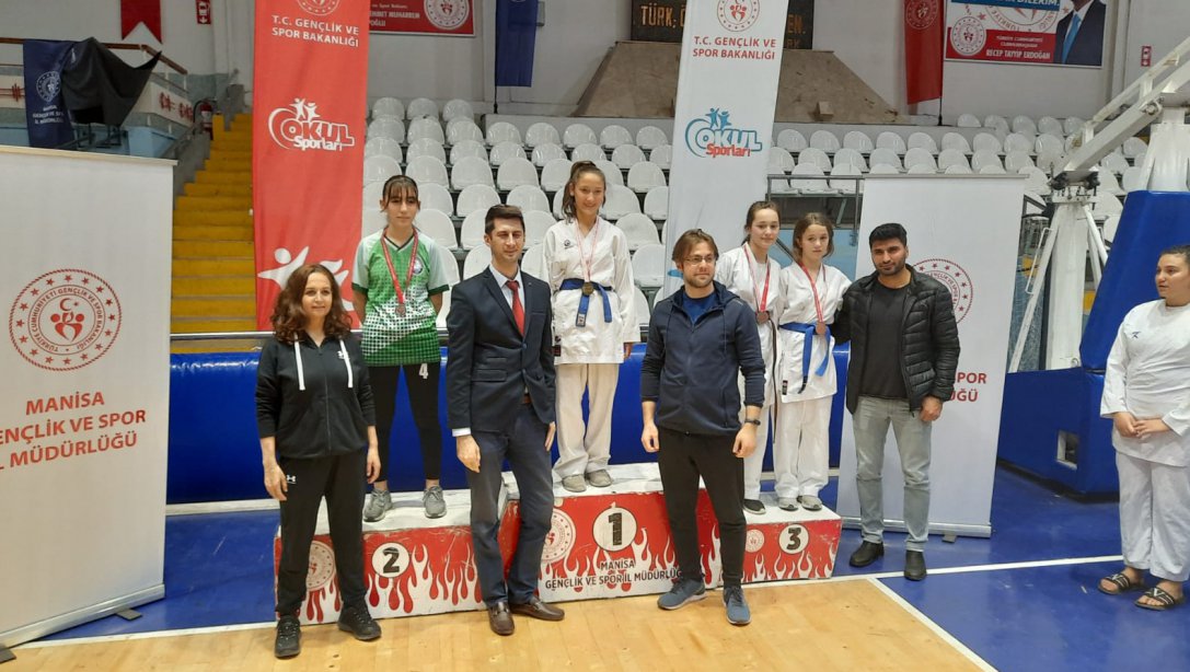 Çıkrıkçı Yaşar Kazimet Aybars Ortaokulu Karate Yıldızlar kategorisinde Kumite alanında 7.sınıf öğrencimiz Gamze GÜLTEN Manisa İl birincisi oldu