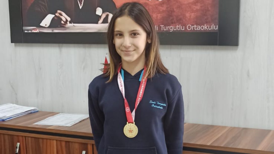 Şadi Turgutlu Ortaokulu Karate Yıldızlar kategorisinde Kumite alanında 7.sınıf öğrencimiz İdil ÖZTOPRAK Manisa İl birincisi oldu
