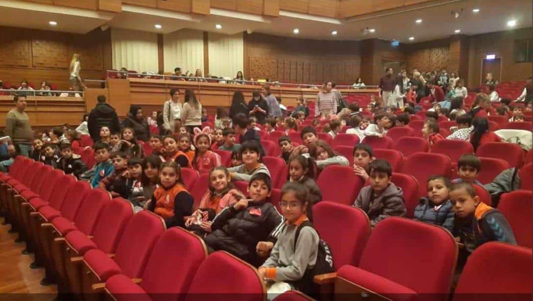 Turgutlu'da bulunan depremzede öğrencilerimizi İzmir Senfoni Orkestrasında misafir ettik.