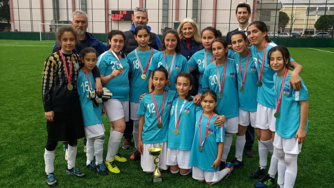 Çıkrıkçı Yaşar Kazimet Aybars Ortaokulu Yıldız Kızlar Futbol takımımız Yıldız Kızlar kategorisinde Manisa il şampiyonu olmuştur.
