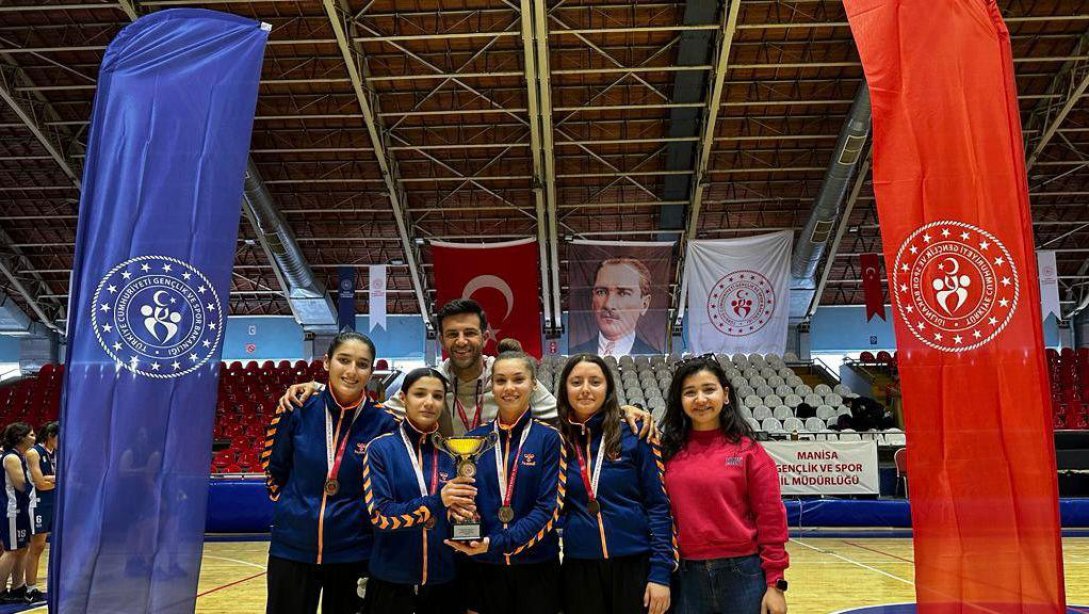 Manisa'da düzenlenen genç kızlar A kategorisi 3x3 basketbol turnuvasında okulumuz Zübeyde Hanım Mesleki ve Teknik Anadolu Lisesi il 1. si olmuştur.