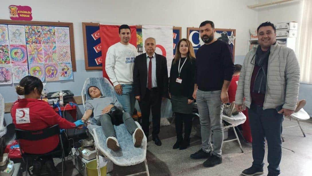 İlçe Milli Eğitim Müdürümüz Mehmet ÖLMEZ Kamil Semizler İlkokulunda yürütülen Kan Bağışı kampanyasına katıldı.