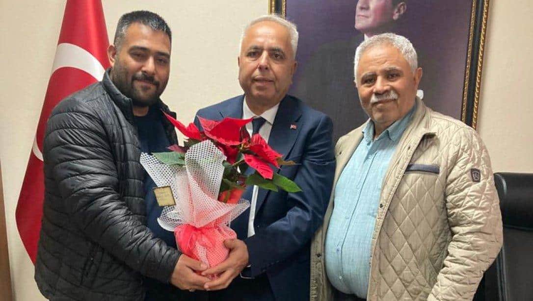 Turgutlu Muhtarlar Derneği başkanı Avni GÜREL ve Selvilitepe mahallesi muhtarı Sait KAYA İlçe Milli Eğitim Müdürümüz Mehmet ÖLMEZ'i 24 kasım öğretmenler gününü kutladı.