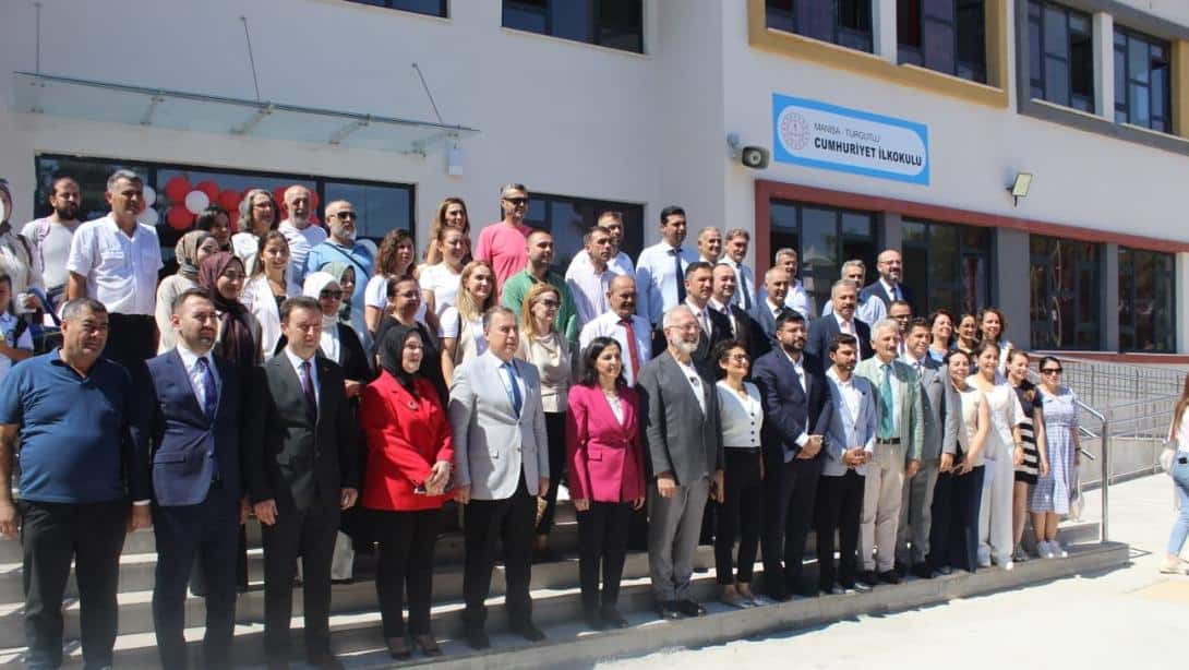 Manisa Milletvekili Sn. Bahadır YENİŞEHİRLİOĞLU İlçemiz Cumhuriyet İlkokulunu Ziyaret Etti.